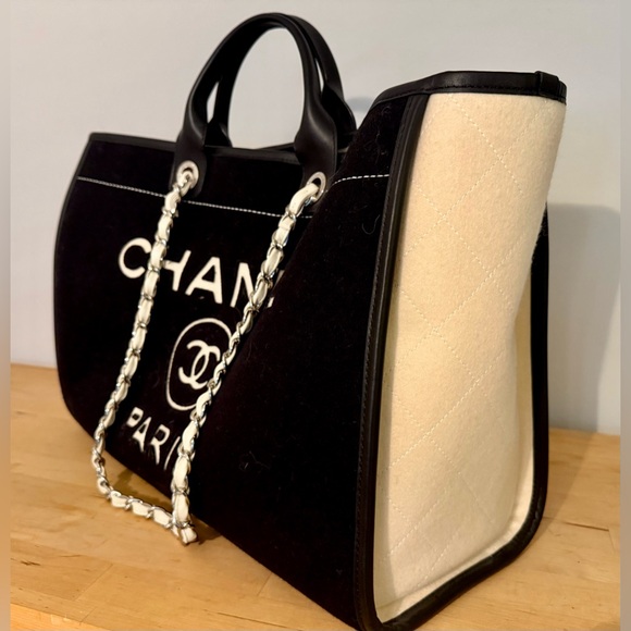 LIKE NEW Chanel Bag/Purse/Tote 100% Authentic - Picture 1 of 9